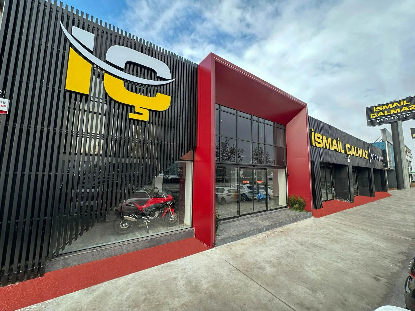 İsmail Çalmaz Otomotiv Gaziemir showroom cephesi